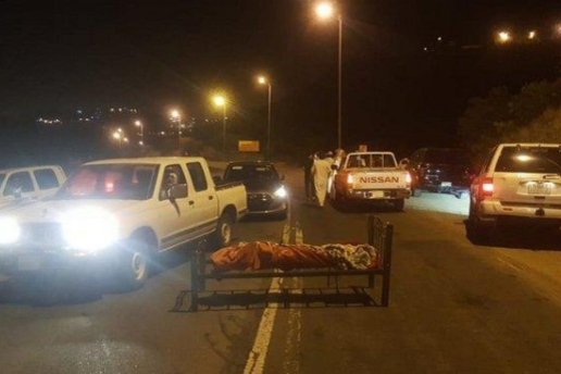 В Саудовской Аравии посреди дороги обнаружили кровать с трупом под одеялом
