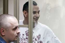 Украинский режиссер Олег Сенцов и его адвокат  Дмитрий Динзе 