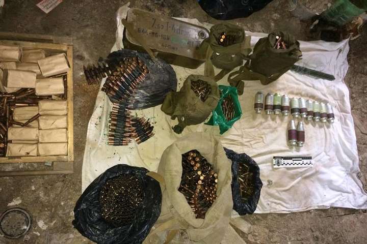 Прикордонники виявили у Станиці Луганській схованку з боєприпасами