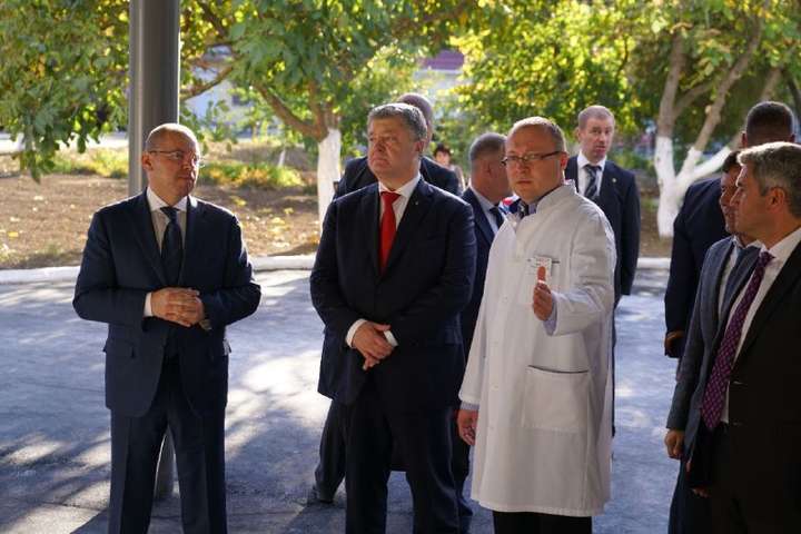 Під час робочого візиту на Одещину президент відвідав рідну школу (фото)