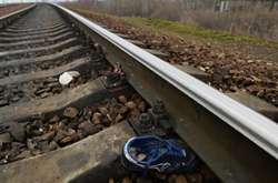 На Харківщині чоловіка, який сидів на рейках, збив потяг 