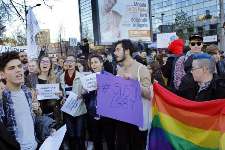 «Сімейний» референдум у Румунії може закрити дорогу одностатевим шлюбам