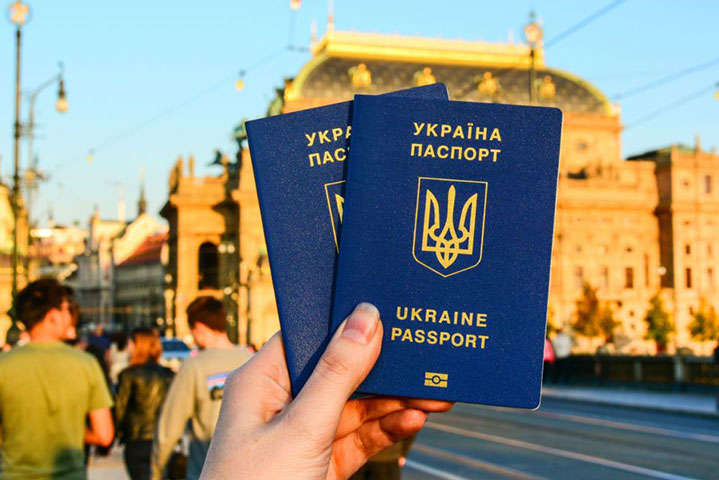 МЗС: українці можуть подорожувати без віз до 85 країн (список)