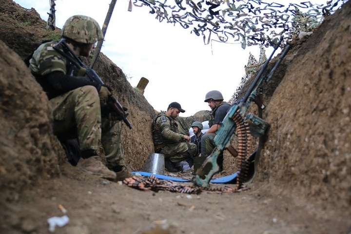 Бойовики на Донбасі обстріляли українських бійців з артилерії: двоє поранених