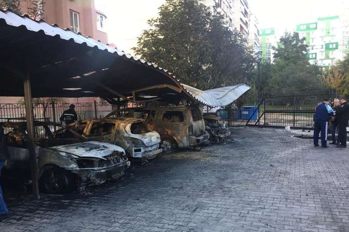 В Одесі спалили п’ять автівок