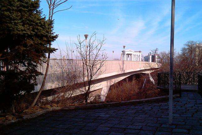 У центрі Одеси чоловік кинувся із Тещиного моста