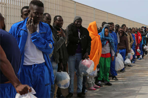 Італія погрожує закрити аеропорти для мігрантів