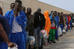 Італія погрожує закрити аеропорти для мігрантів