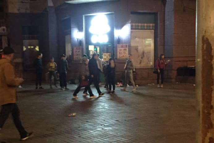 Група підлітків зухвало пограбувала магазин у центрі Києва