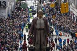 По улицам Ливерпуля прогулялись гигантские куклы (фото)