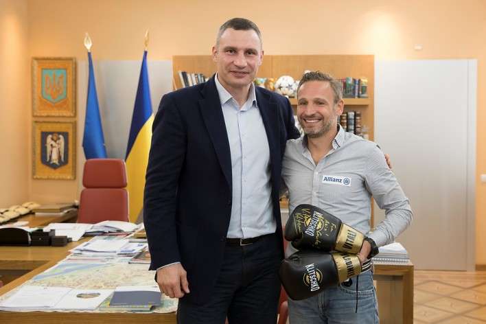 Кличко подарував рукавички спортсмену без ніг, який на протезах пробіг київський марафон