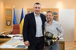 Кличко подарував рукавички спортсмену без ніг, який на протезах пробіг київський марафон