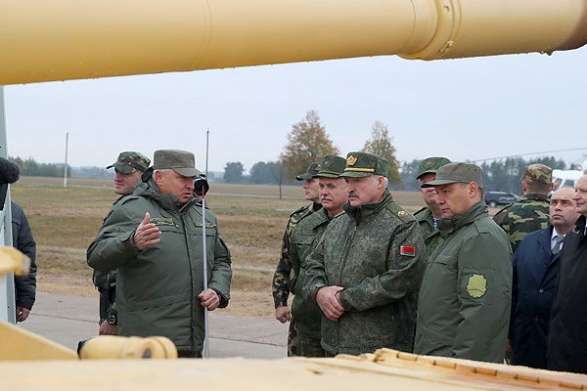 Лукашенко обіцяє надати зброю у кожну білоруську сім'ю 