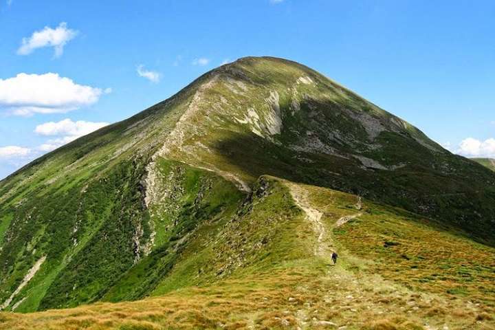У Карпатах під час сходження на гору помер турист 