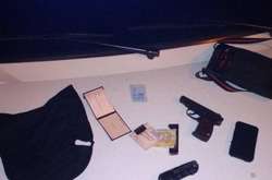 У двох затриманих поліцейські вилучили три одиниці зброї, а з місця події понад 20 гільз