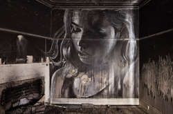 Художник создает невероятные портреты девушек на стенах заброшенных зданий  