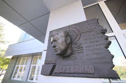 В Одесі відкрили пам`ятний знак і музей особистих речей відомого журналіста Бориса Дерев`янка
