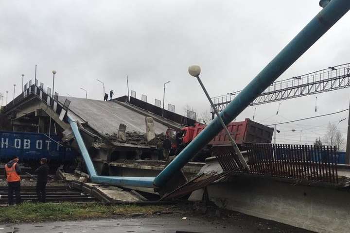 В Росії міст рухнув на залізничні колії: з’явилося відео з моментом обвалу
