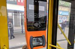Підготовка до електронного квитка. У столичному транспорті встановлюють валідатори (фото)