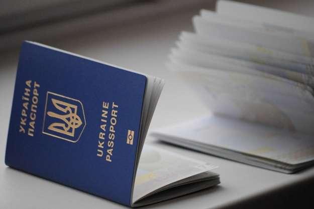 Україна потрапила до ТОП-50 у рейтингу паспортів світу