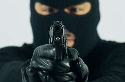 Нападники були в масках і погрожували пенсіонерам зброєю