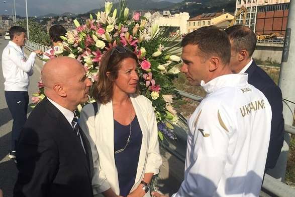 Збірна України вшанувала пам'ять загиблих у Генуї, поклавши квіти до підніжжя мосту. Фото