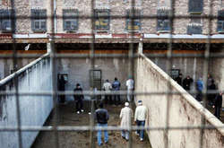 Франція попросила Google прибрати фото в’язниць