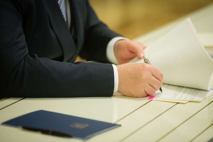 Порошенко підписав закон щодо забезпечення житлом переселенців з інвалідністю