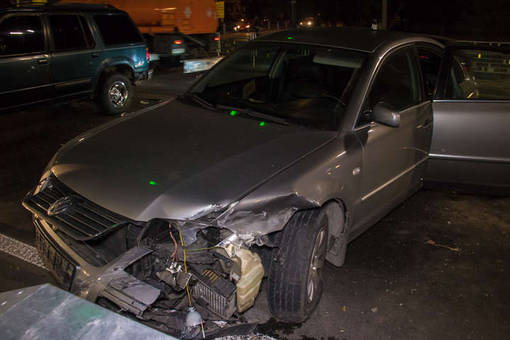 На Дорогожичах Ford врізався у Volkswagen і зник з місця ДТП (фото, відео)