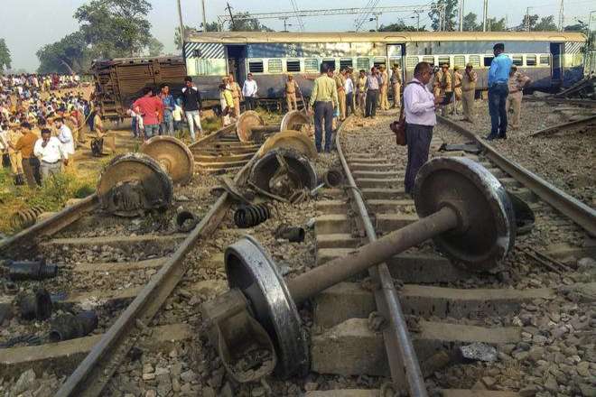 В Индии из-за схода пассажирского поезда с рельсов погибли семь человек