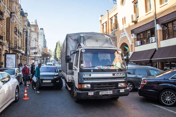 У центрі Києва вантажівка не розминулася з Range Rover (фото, відео)