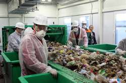 Почему все больше людей готовы перебирать мусор ради пластиковых пакетов и бутылок