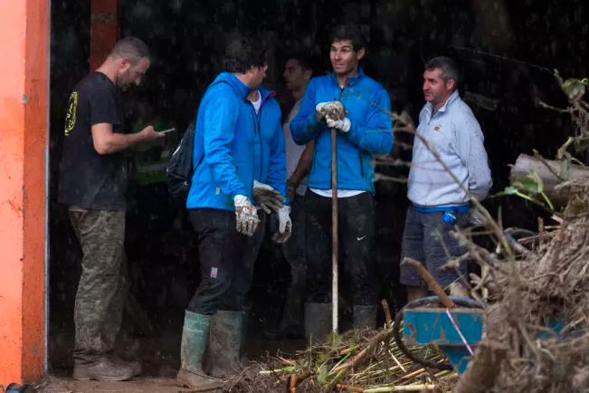 Зірковий тенісист Надаль прибирав бруд і воду з вулиць після повені на Майорці