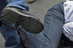 Підігріті спиртним підлітки били чоловіка ногами (ілюстративне фото)