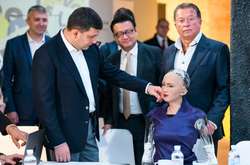 Гройсман спитав робота Софію, що вона знає про Україну