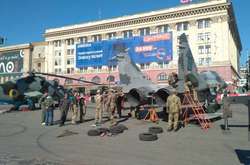 На главную площадь Харькова свезли танки и артиллерийские системы (фото)