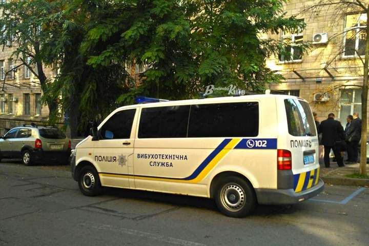 Вибухівки в адмінбудівлі у центрі Києва не знайдено