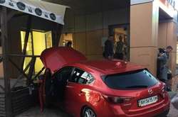 Під Києвом дівчина на Mazda в’їхала у магазин