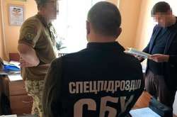 В Одесі працівник військкомату за хабарі звільняв призовників від служби в армії