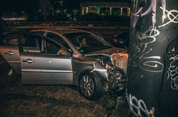  Автомобіль збив кілька дорожніх знаків і врізався в установлений у зеленій зоні білборд 