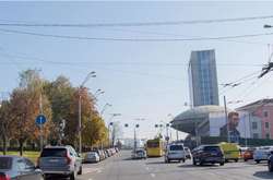 Либідську площу очищено від реклами: фото до і після