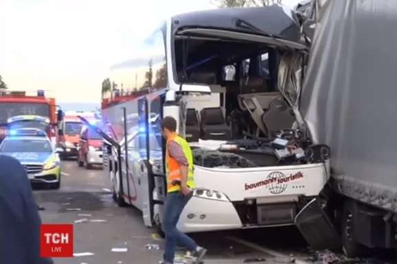 Туристичний автобус у Німеччині врізався у вантажівку 