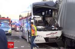 Туристичний автобус у Німеччині врізався у вантажівку 