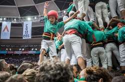 Как в Каталонии строили гигантские башни из людей. фантастические фото