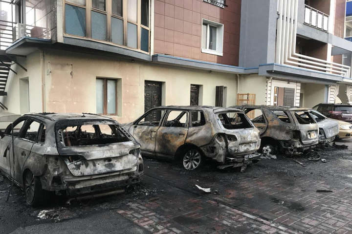 У центрі Харкова спалили п’ять автівок