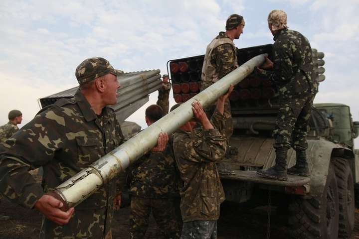 Окупанти на Донбасі стягують військову техніку та риють траншеї