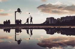 Фотограф-путешественник снимает на смартфон отражение городов в лужах: эффектные снимки