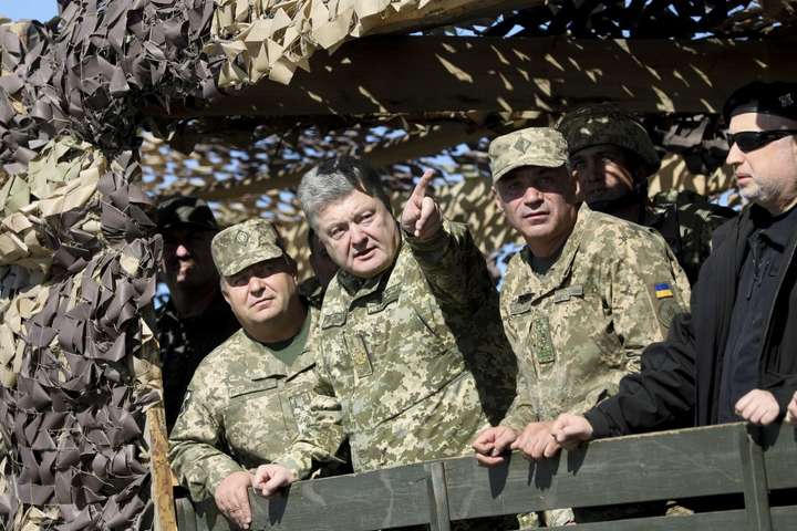 Порошенко перевірив, чи готові військові до можливої висадки ворога на узбережжя Азову (фото)