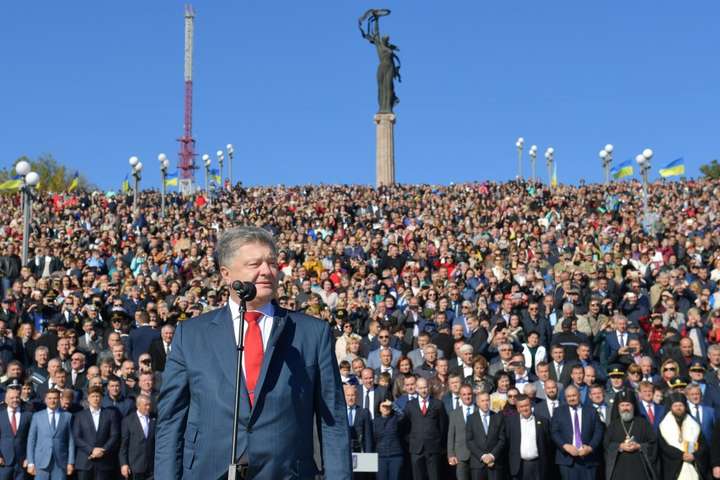 Порошенко нагадав, що Верховна Рада підтримала його пропозиції щодо змін до Конституції у частині закріплення євроатлантичного курсу України - Порошенко спрогнозував строки закріплення курсу України на ЄС та НАТО