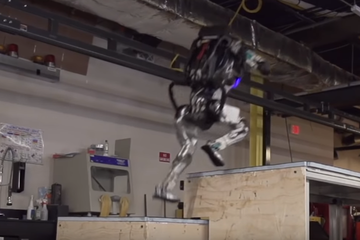 Людиноподібний робот тепер може застрибувати на стіни (відео)